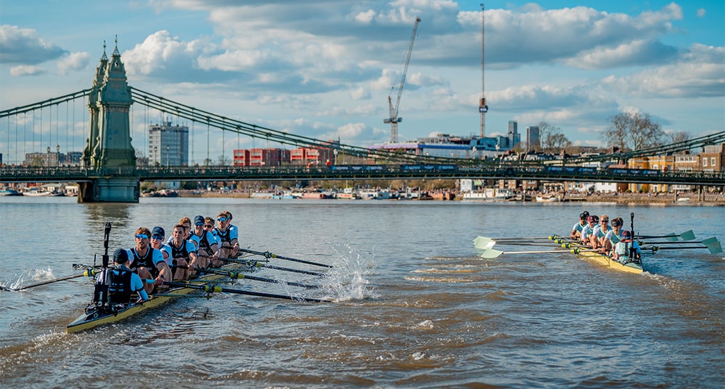 La « Boat Race » se dispute tous les printemps entre les université de Cambridge et d'Oxford.
