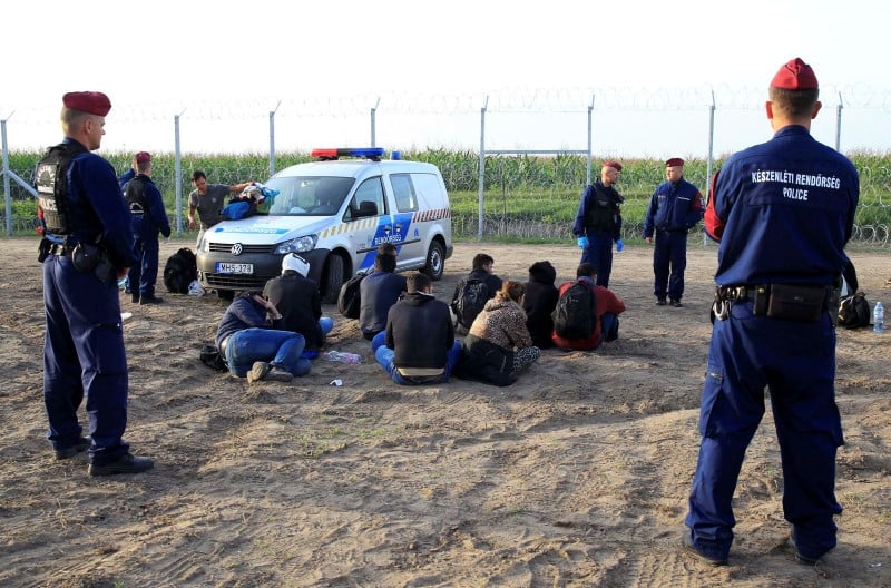 La police hongroise arrete des migrants a la frontiere avec la serbie