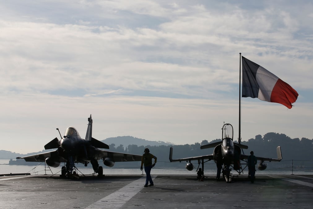 La france pourrait etendre son offensive contre l'etat islamique en libye