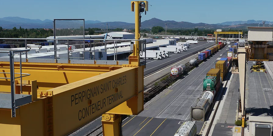 400 000 tonnes de fruits et légumes transitent chaque année entre le marché Saint-Charles de Perpignan et le MIN de Rungis en région parisienne.