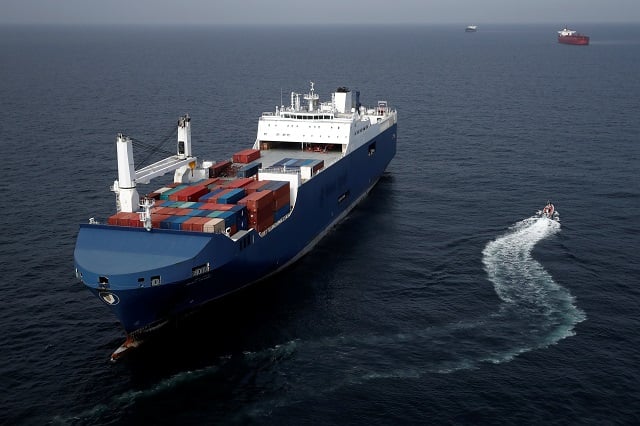 bateau porte conteneur
