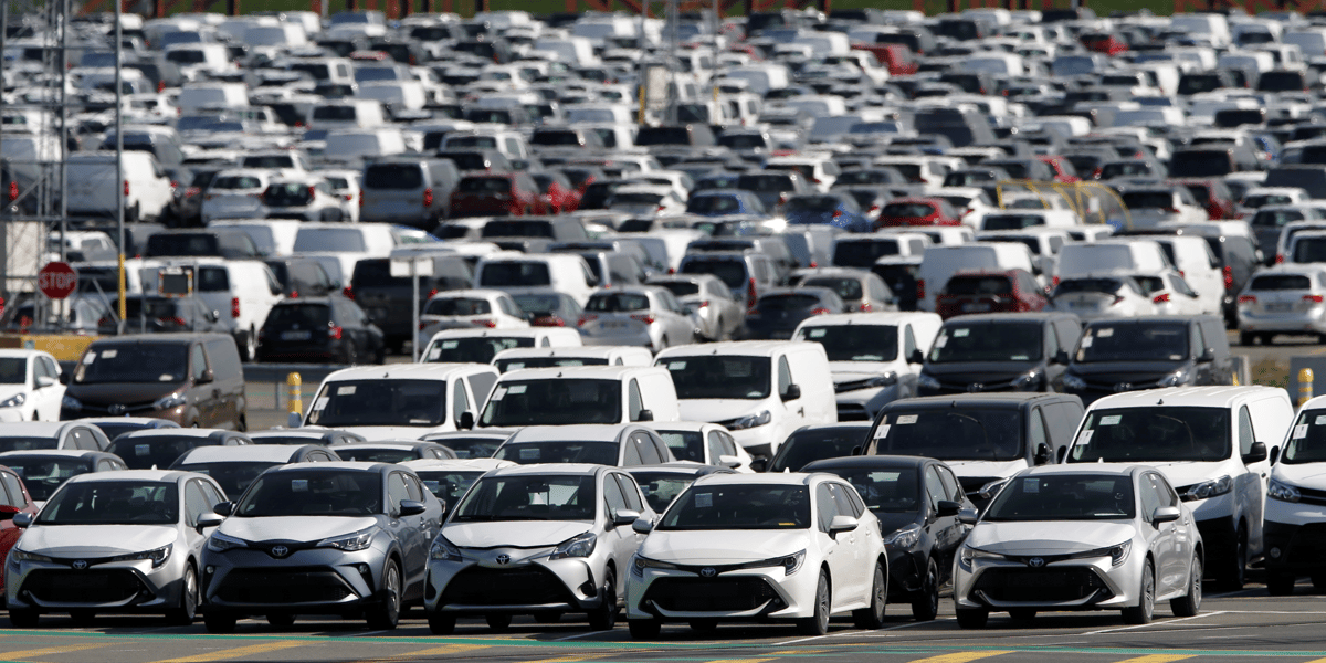 Voitures neuves garees a l'usine toyota motor manufacturing france a onnaing