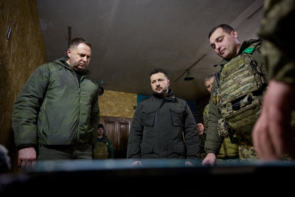 Le president ukrainien volodimir zelensky visite une position pres de koupiansk