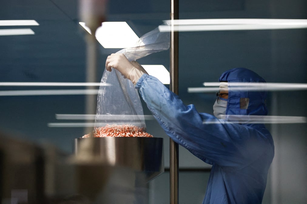 Une chaine de production fabriquant des medicaments