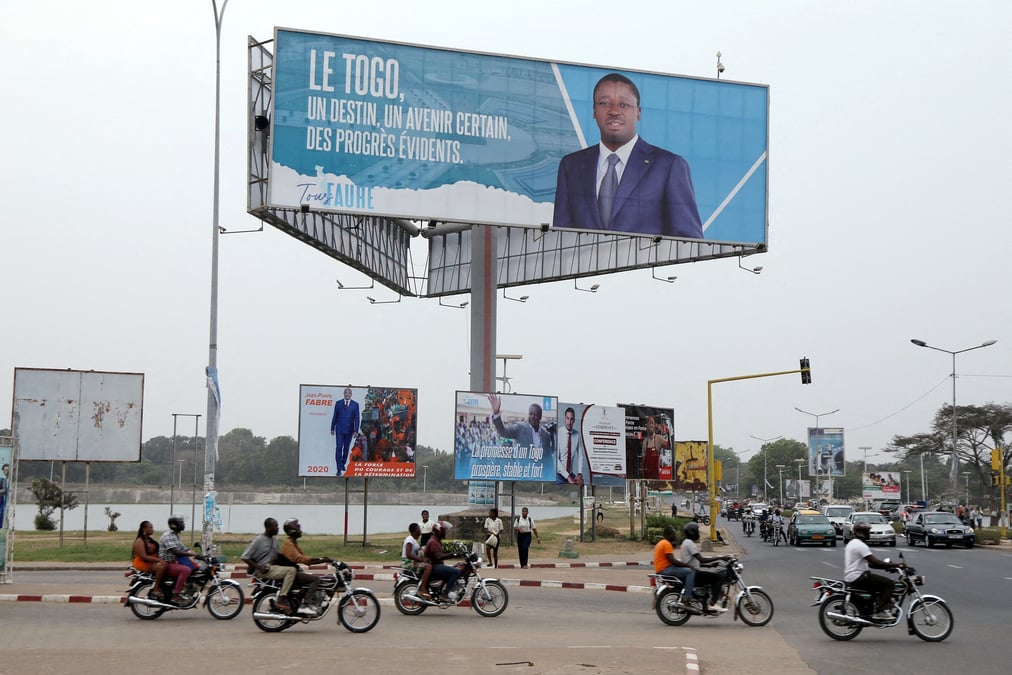 Un panneau d'affichage du president togolais faure gnassingbe dans une rue de lome