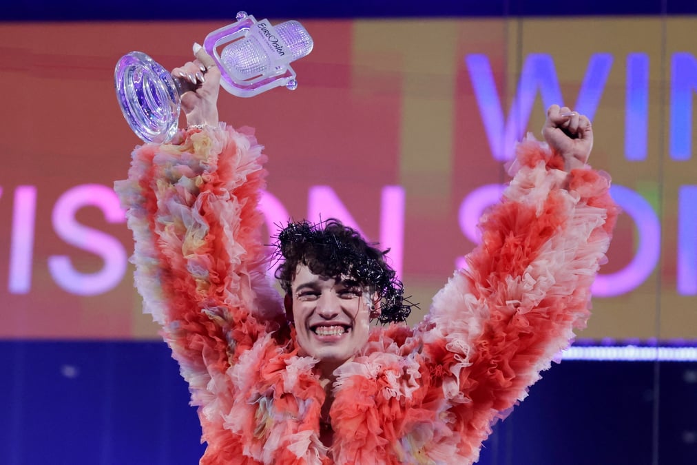 L'artiste suisse nemo brandit le trophee de l'eurovision apres sa victoire lors de la grande finale de l'edition 2024 du concours, a malmo