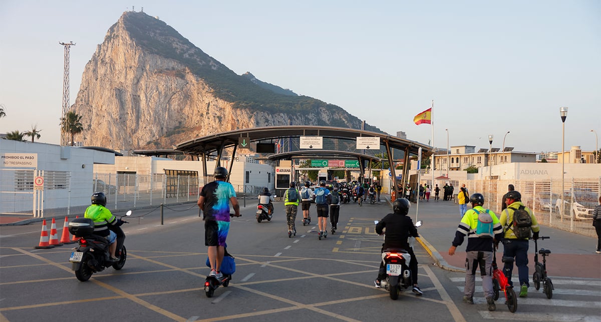 Le gouvernement espagnol estiment que 15. 000 transfrontaliers, dont 10. 000 Espagnols, se rendent chaque jour à Gibraltar pour y travailler.