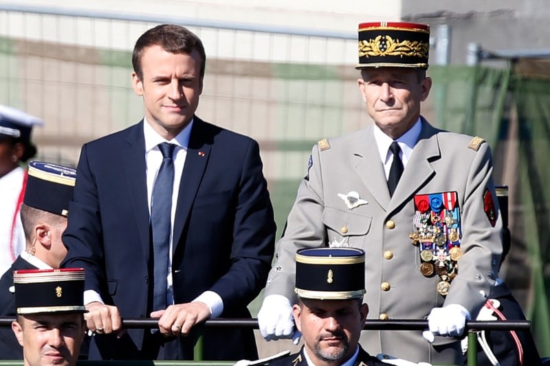 Macron jeudi sur la base d'istres en pleine crise avec l'armee