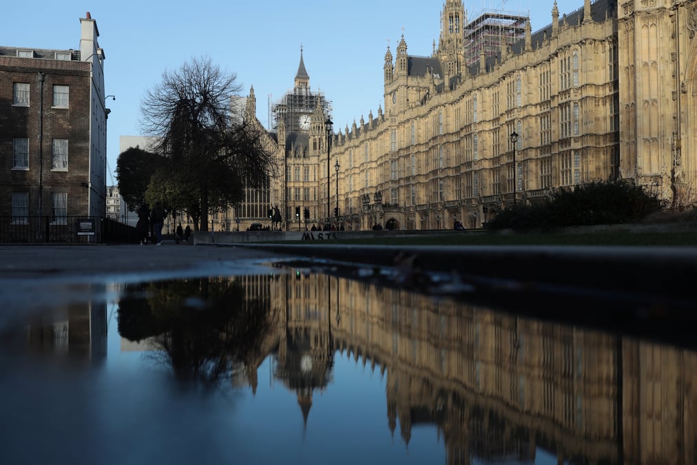 Le gouvernement may sous le feu des critiques sur carillion