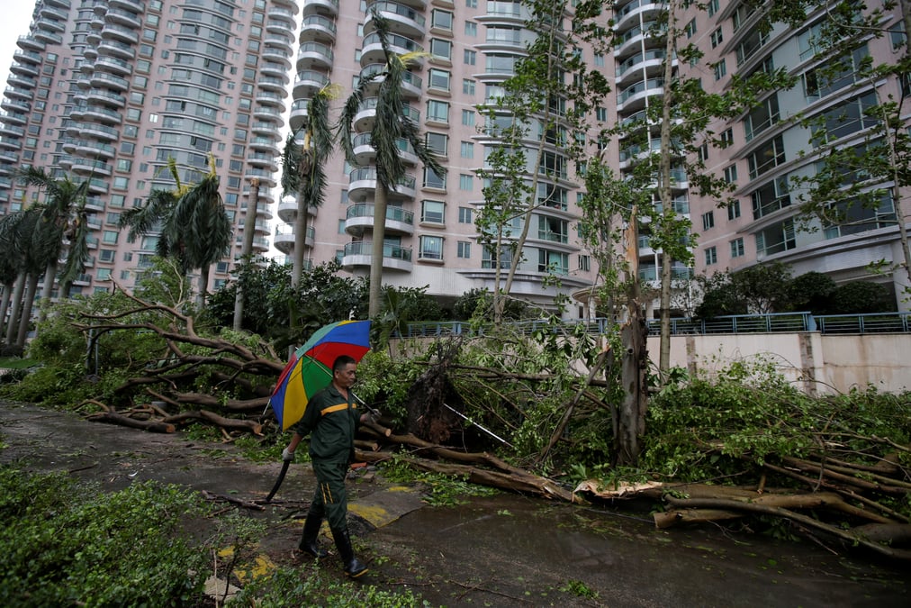 Chine: le super typhon mangkhut a canton, nettoyage a hong kong