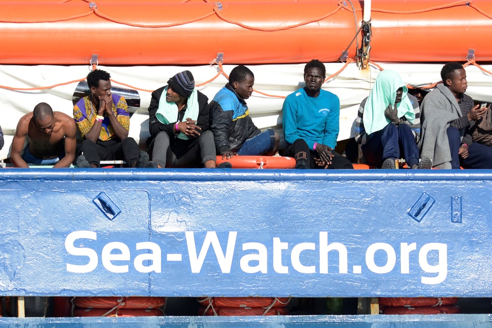 Italie: les migrants du sea watch 3 debarquent en sicile