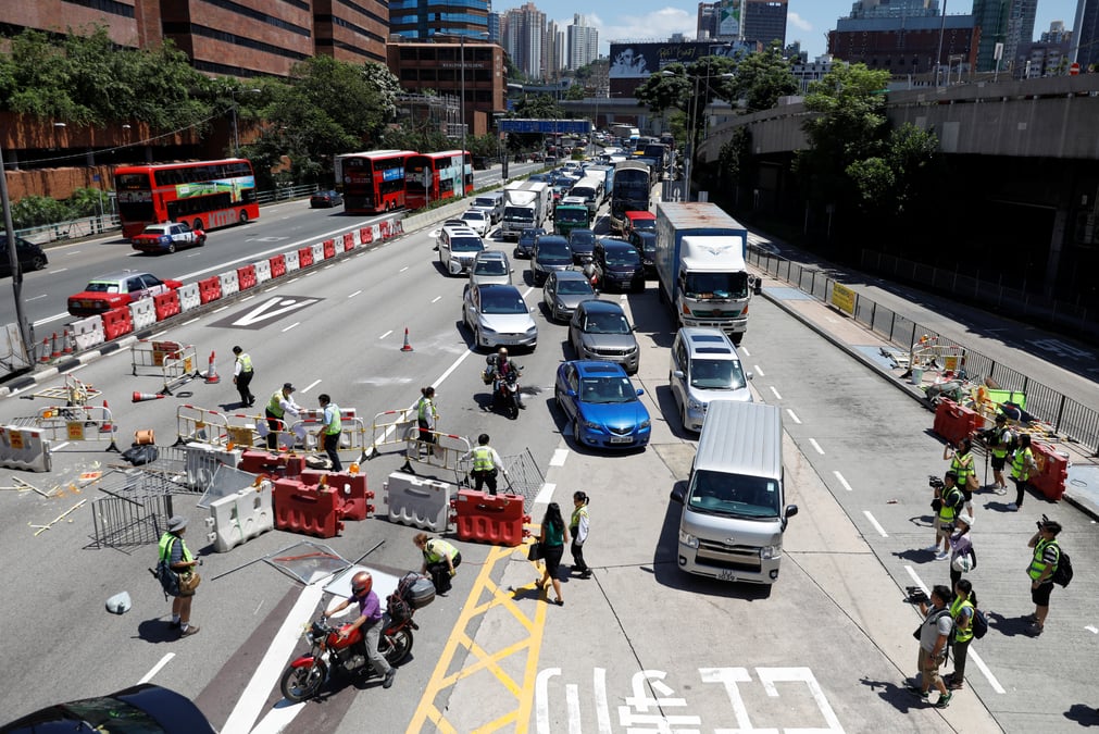 A hong kong, les manifestants veulent bloquer la ville avec une greve generale