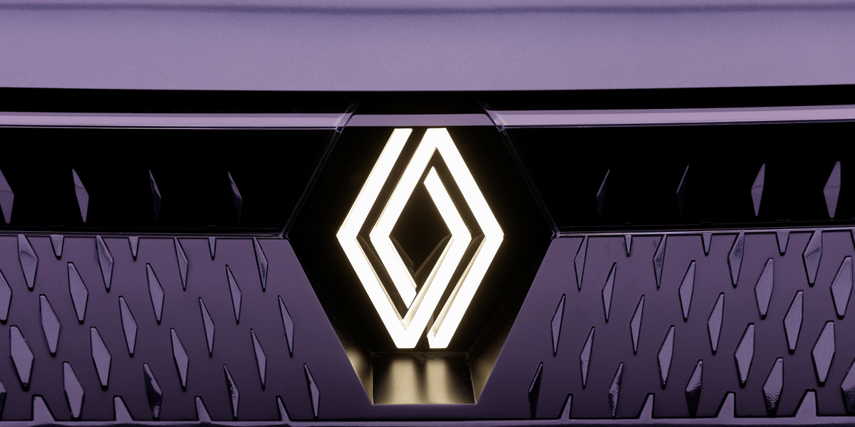 Photo d'archives du logo renault sur le concept-car renault scenic vision lors de la conference viva technology