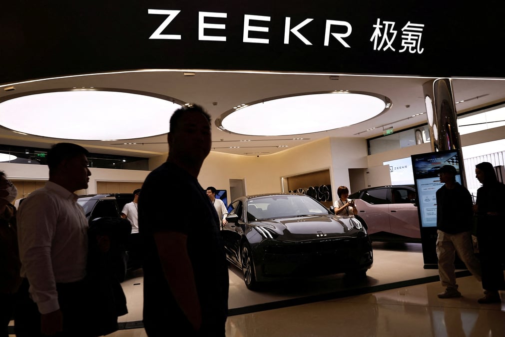Photo d'archives: des personnes passent devant un stand de zeekr, la marque de vehicules electriques haut de gamme du constructeur automobile chinois geely, dans un centre commercial de pekin