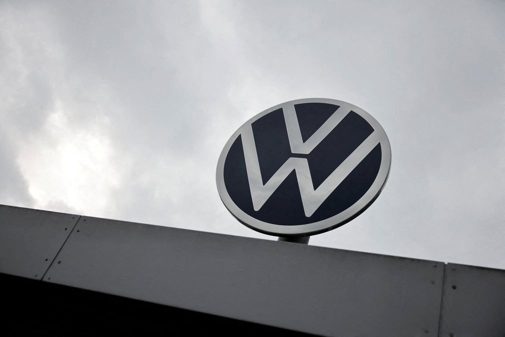Un logo vw au siege de l'entreprise a wolfsburg