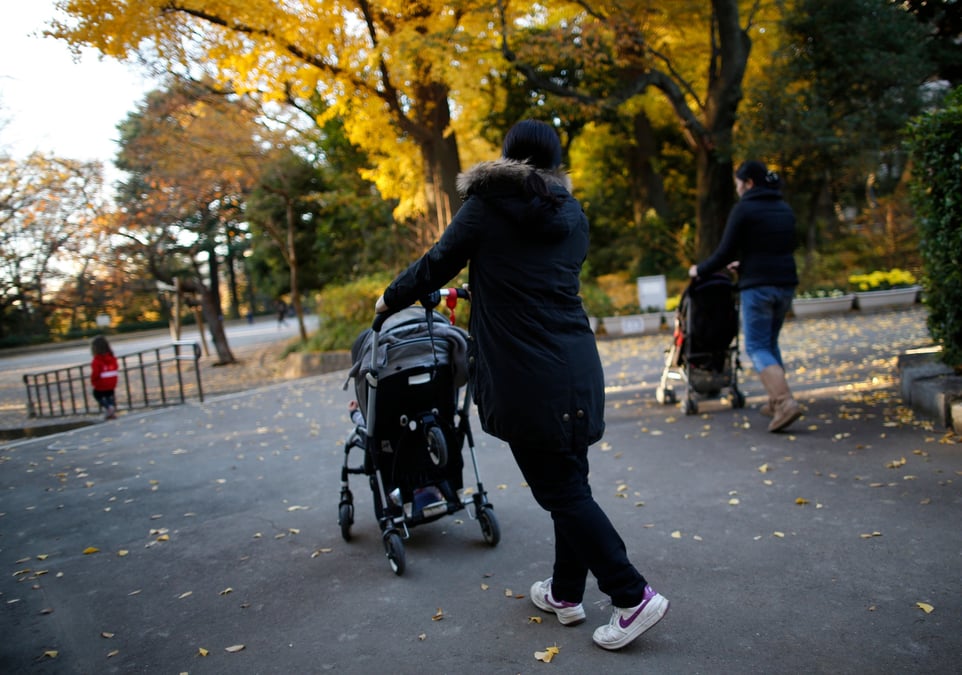 Une nounou philippine garde d'enfants à Tokyo (emploi à domicile)