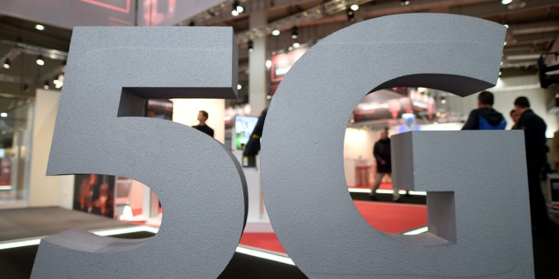 Selon la Fédération française des télécommunications, la 5G permettra de télécharger des données 10 fois plus rapidement que la 4G et sera également beaucoup plus fiable.