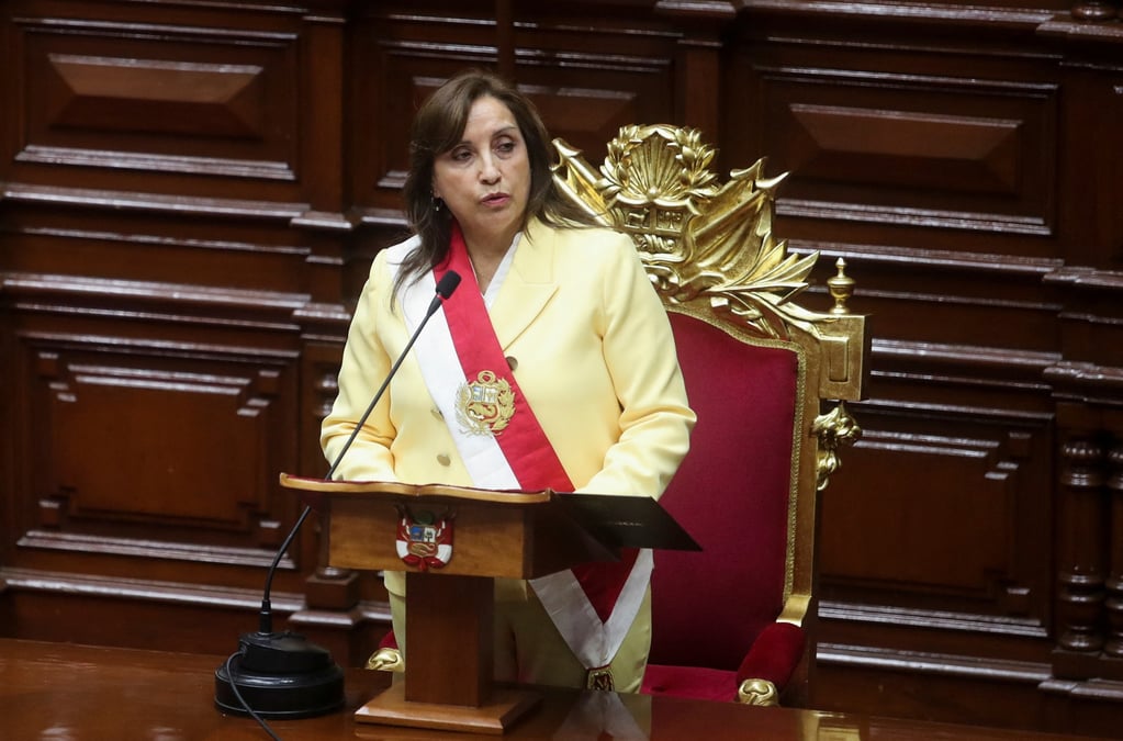 La vice-presidente du perou, dina boluarte, lors de sa ceremonie de prestation de serment