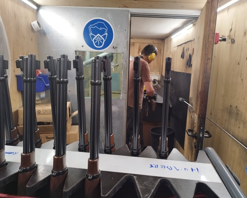 Fruit de l'histoire armurière de Saint-Etienne, le banc national d'épreuve (BNE) a la charge de tester l'intégralité des armes à feu à usage civil, fabriquées en France ainsi que celles importées par les pays européens et dédouanées en France.