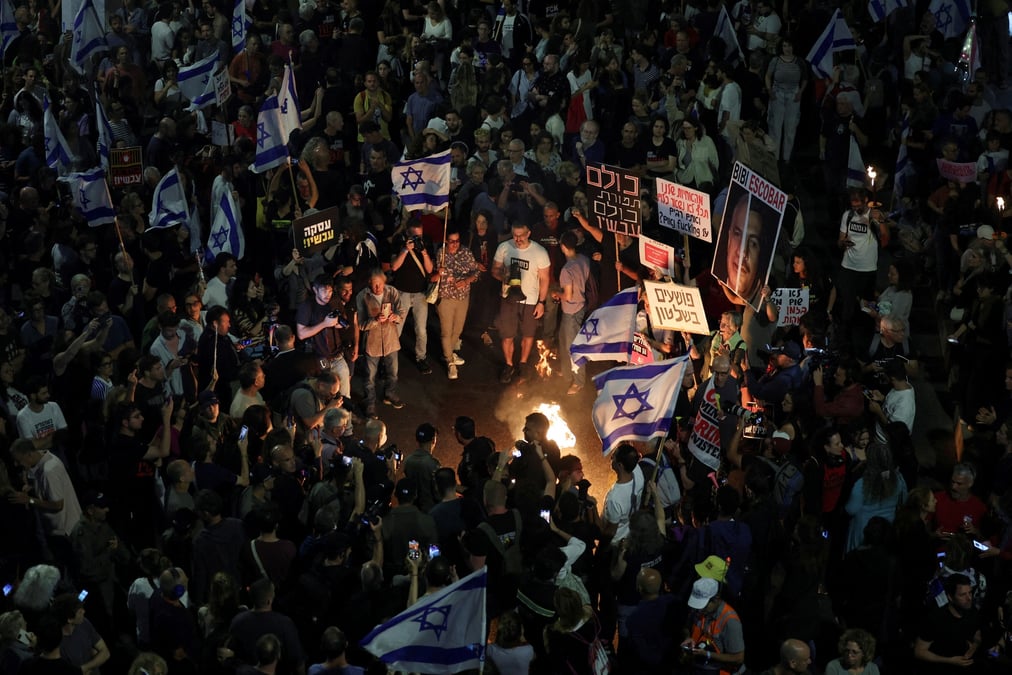 Des personnes participent a une manifestatio a tel aviv appelant a la liberation immediate des otages enleves lors de l'attaque du hamas le 7 octobre contre israel