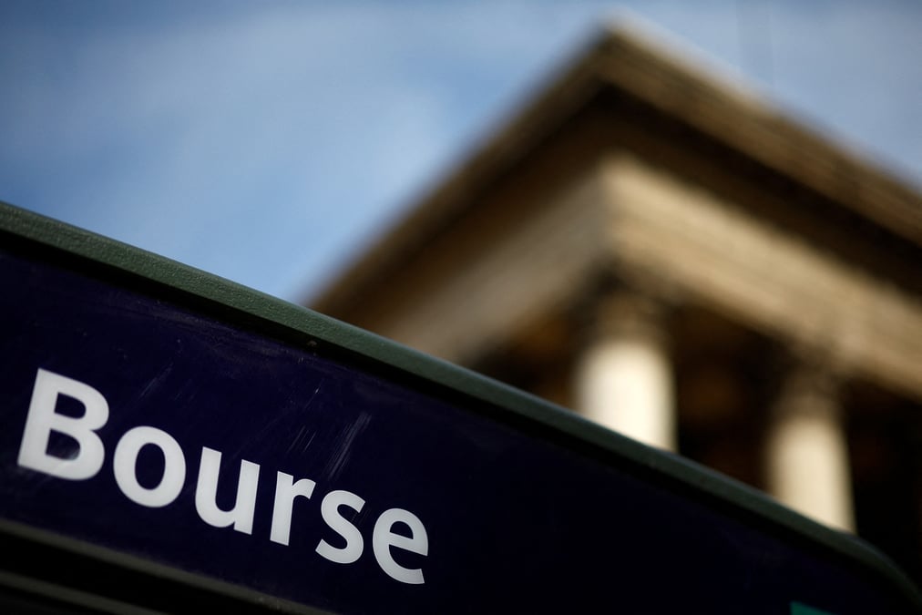 Le CAC 40 reste cependant sous les 7.700 points sur des  marchés actions globalement en hausse.