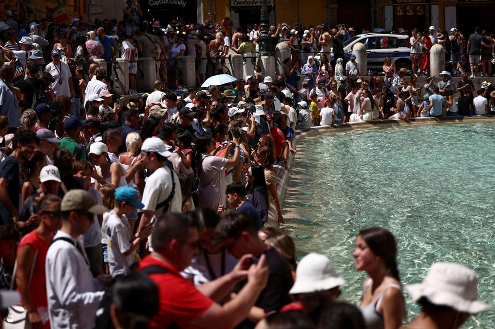 Touristes a la fontaine de trevi a rome