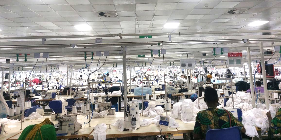 Grand atelier de confection de vêtements Kiabi dans la zone industrielle de Glo-Djigbé au Bénin.