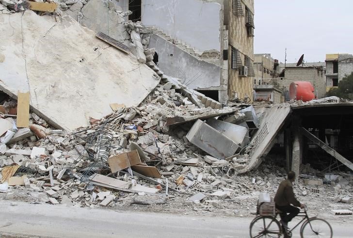 Arrivee a daraya, en syrie, d'un convoi humanitaire