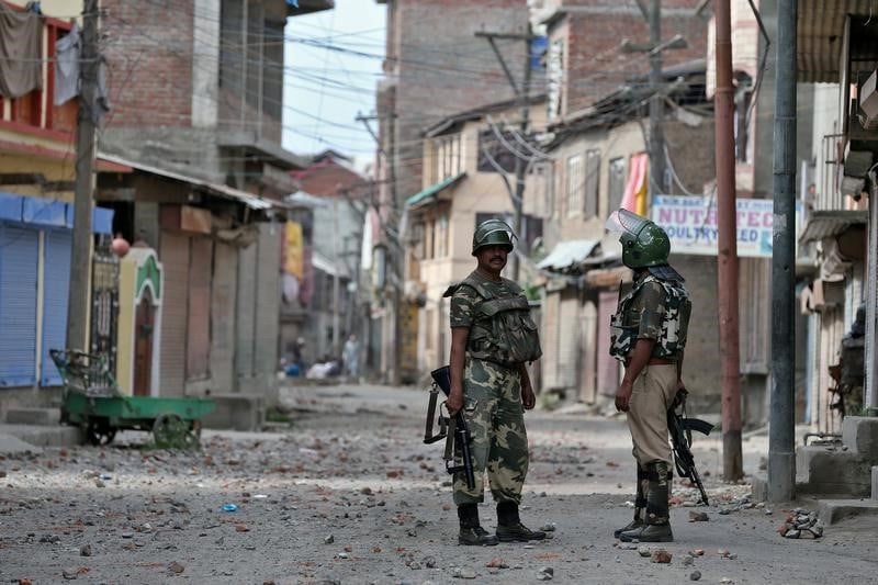 Une base militaire attaquee au cachemire indien, 3 morts