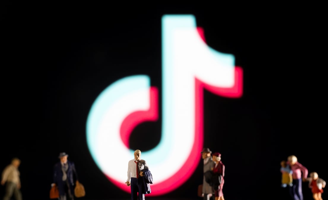 De petites figurines placees devant le logo tiktok
