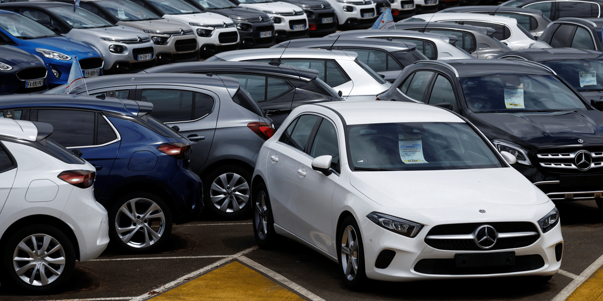 Des voitures d'occasion sont exposees a la vente dans une concession automobile a vigneux-de-bretagne