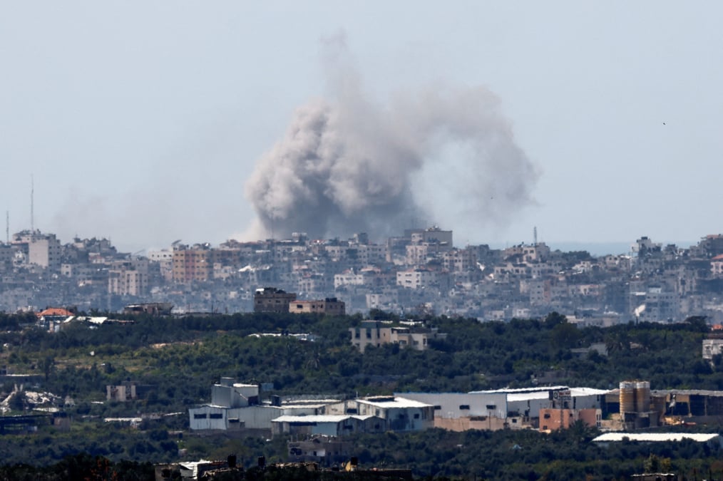 La fumee s'eleve au-dessus de gaza, vue d'israel