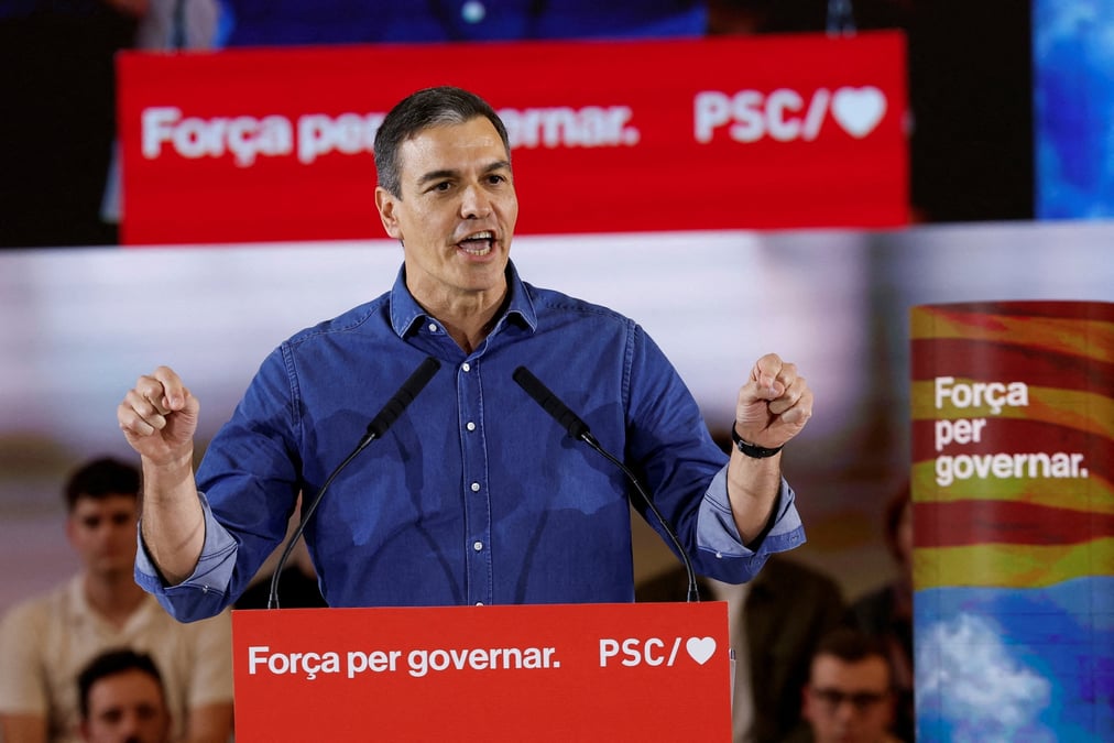 Le premier ministre espagnol pedro sanchez lors d'une manifestation de soutien au candidat socialiste (psc) aux elections catalanes salvador illa,  pres de barcelone
