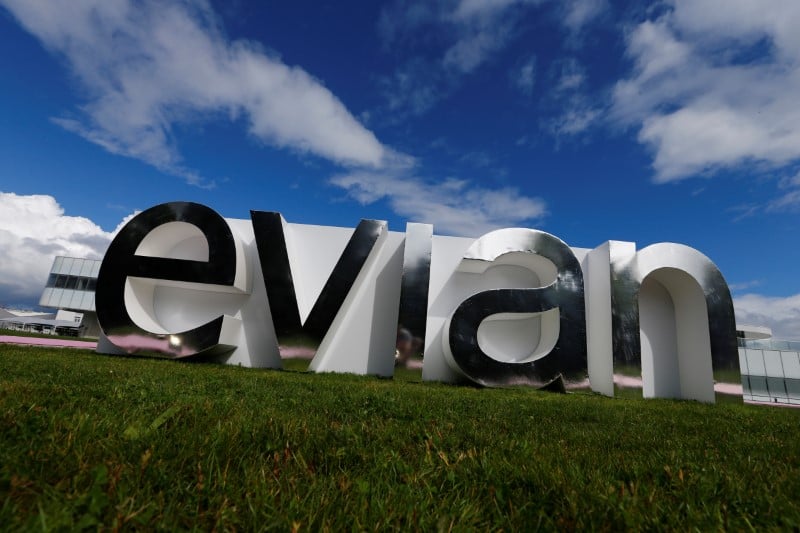 Danone s'engage sur des bouteilles evian 100% recyclees en 2025