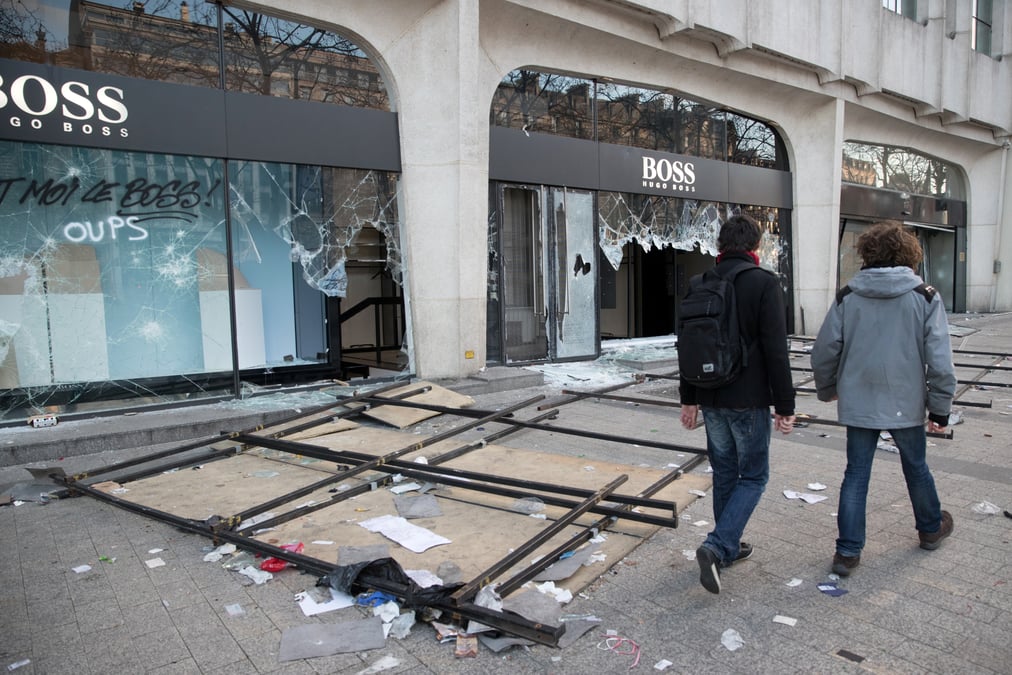 "gilets jaunes": 42 peines de prison, dont 23 fermes, a paris