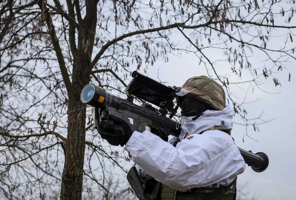 Un militaire ukrainien tient un missile antiaerien stinger lors d'un exercice