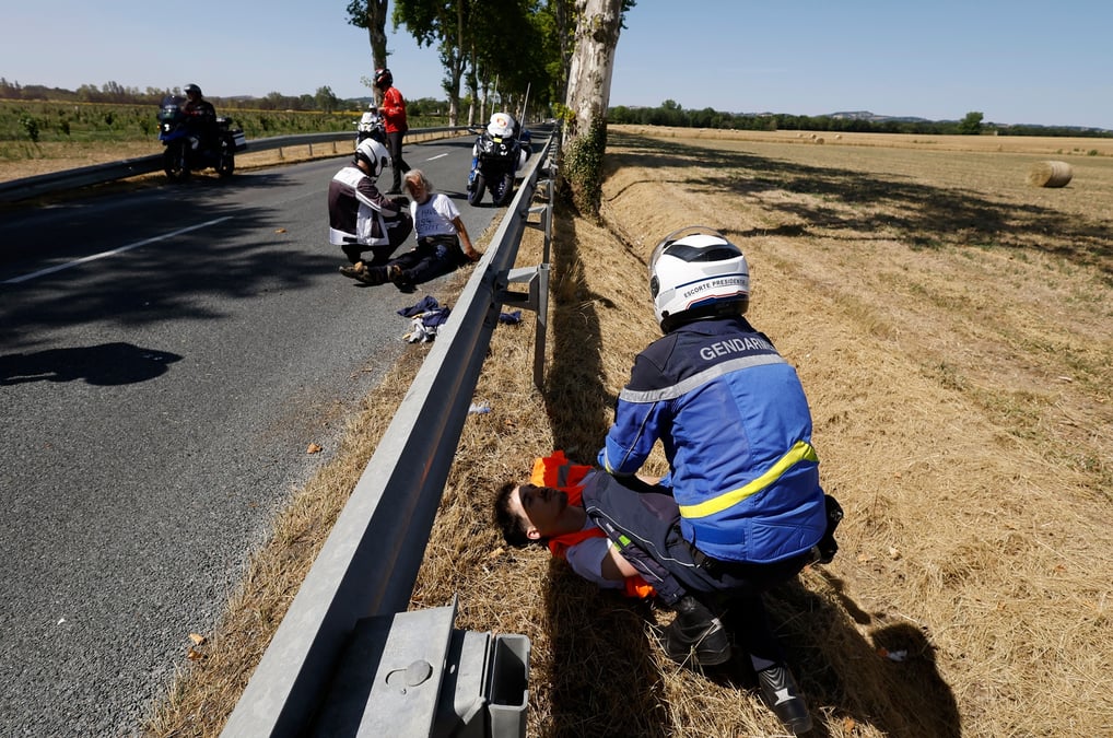 Des gendarmes assistent des personnes sur une etape du tour de france