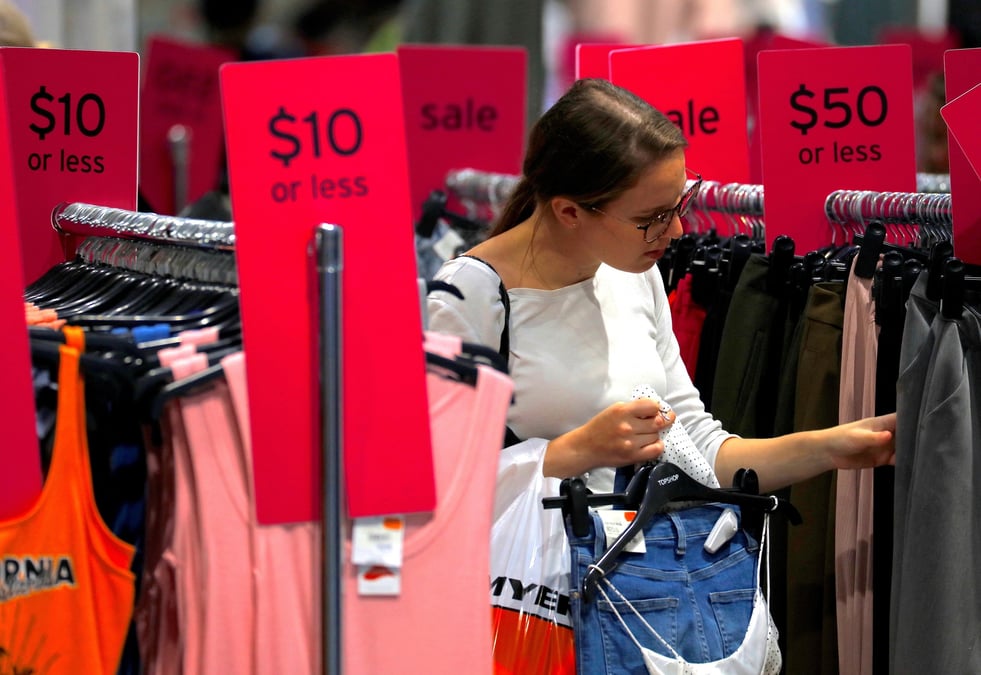 Une cliente dans un magasin de vetements