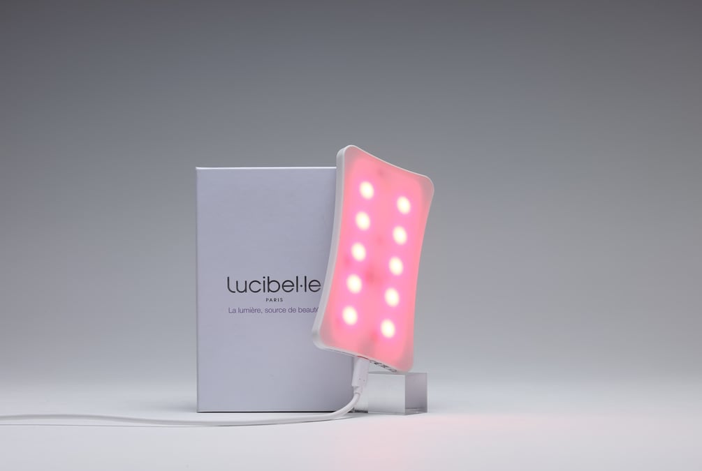 Lancé cette semaine, ce dispositif cosmétique exploite les vertus de la photobiomodulation. Doté de 10 sources lumineuses, il promet d'apporter fermeté à la peau et brillance aux cheveux.