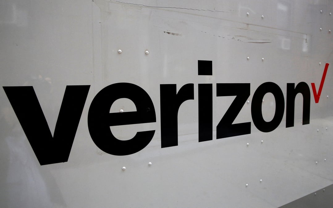 Le logo verizon est visible sur le cote d'un camion a new york
