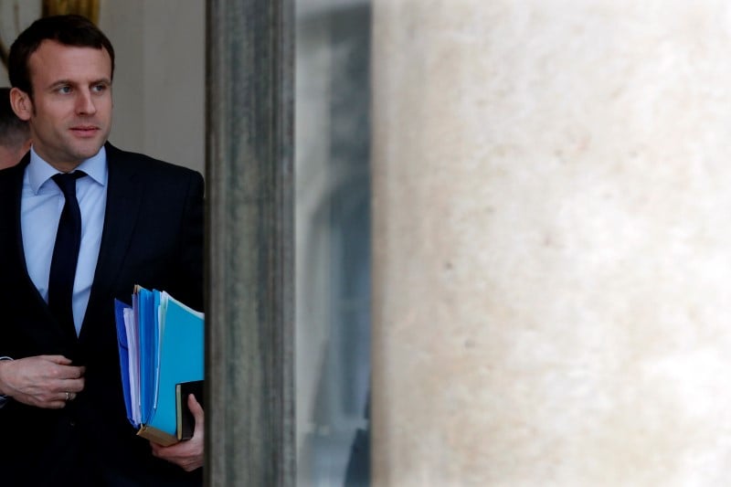 Emmanuel macron assure ne pas vouloir fragiliser francois hollande
