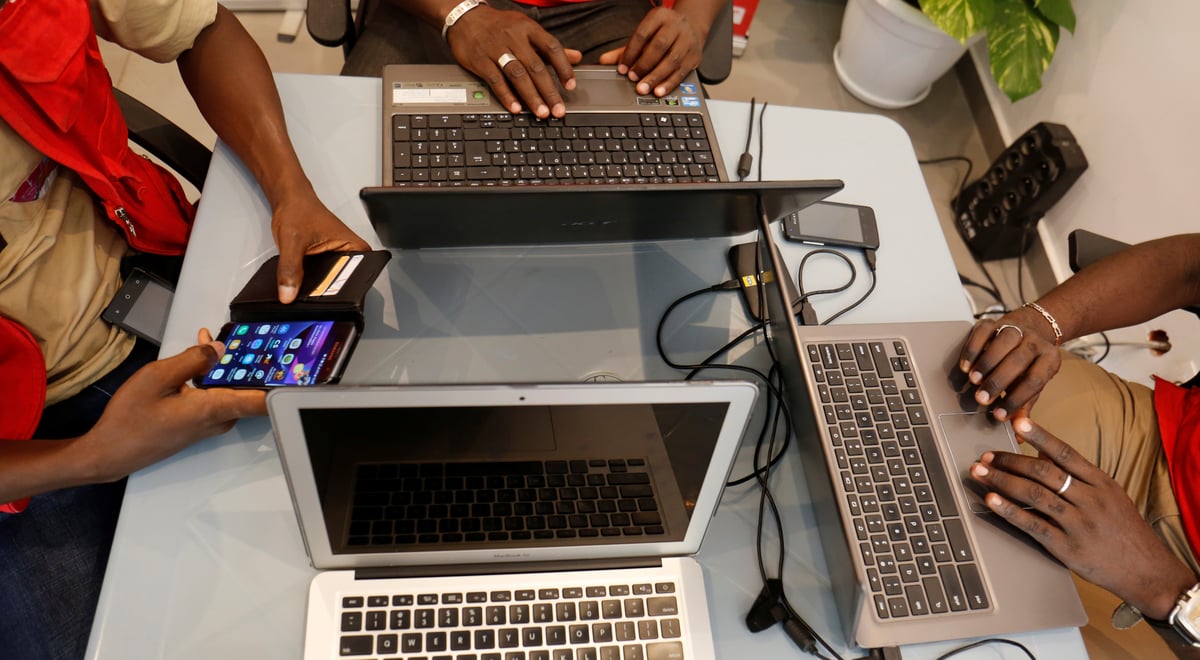 TIC PC Ordinateur laptop technologie smartphone internet jeunes startups informatique électronique général travail coworking