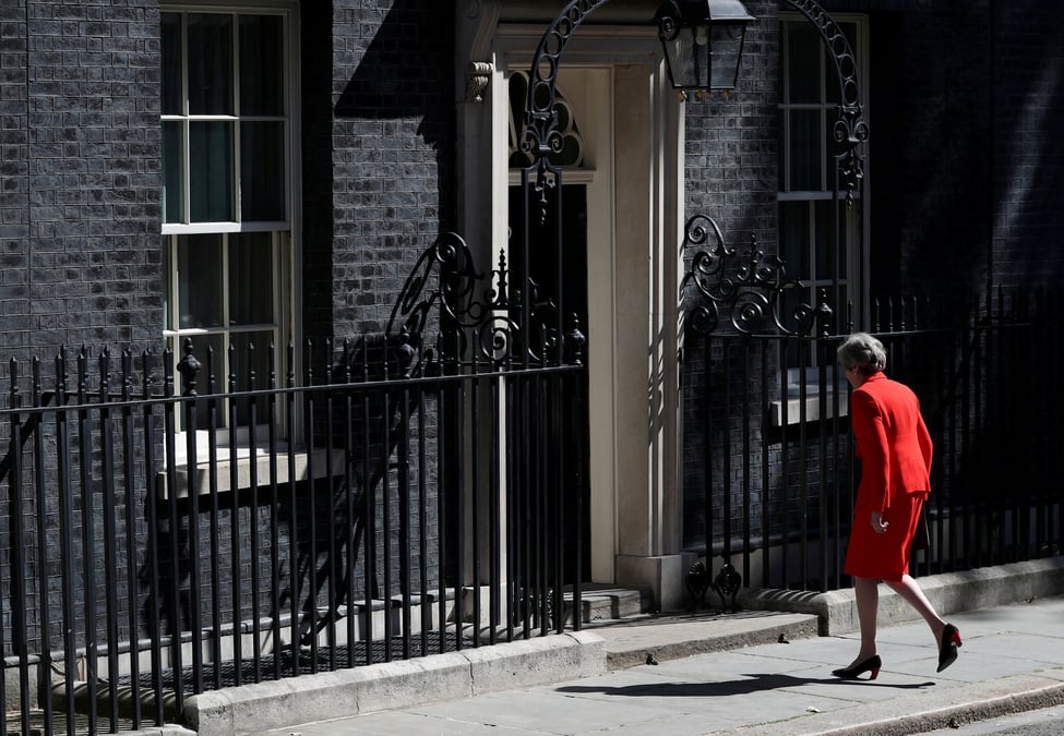 Deux candidats de moins pour succeder a theresa may