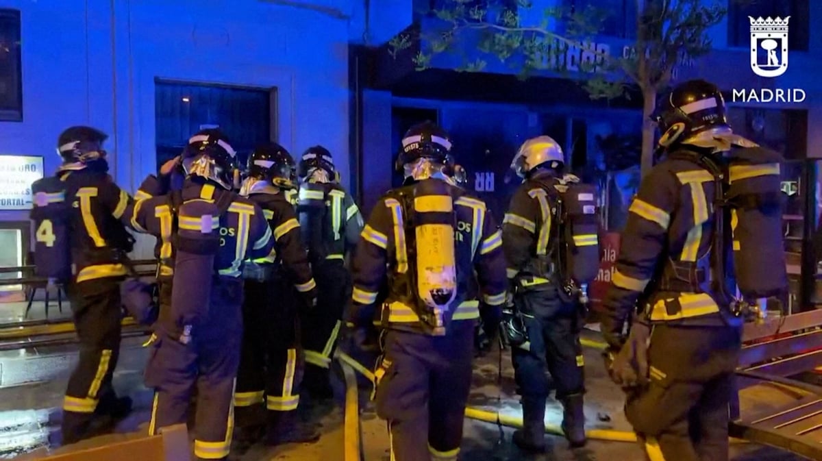 Des pompiers apres l'incendie, a madrid, en espagne