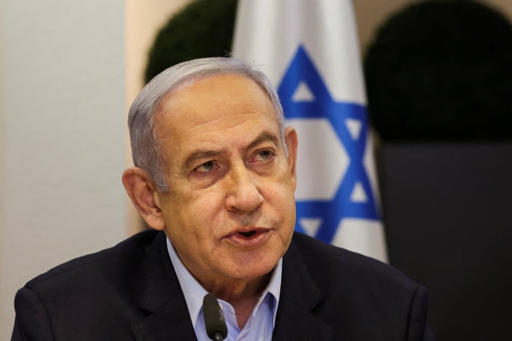 Le premier ministre israelien benjamin netanyahu lors d'une reunion hebdomadaire du cabinet au ministere de la defense