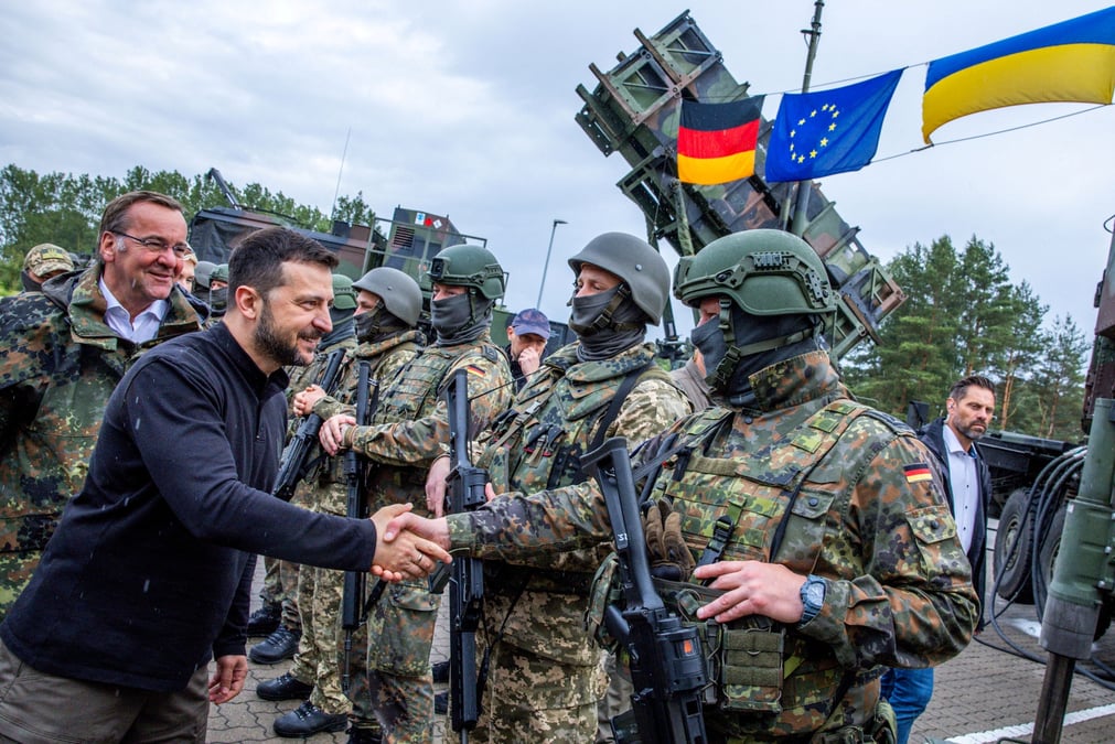 Le president ukrainien volodymyr zelenskiy interagit avec des soldats lors de sa visite d'une zone d'entrainement militaire dans un lieu non divulgue, en allemagne