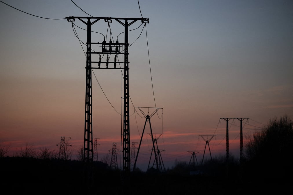 Des poteaux électriques en Pologne, qui sert d'intermédiaire au raccordement du système électrique balte à l'U.E.