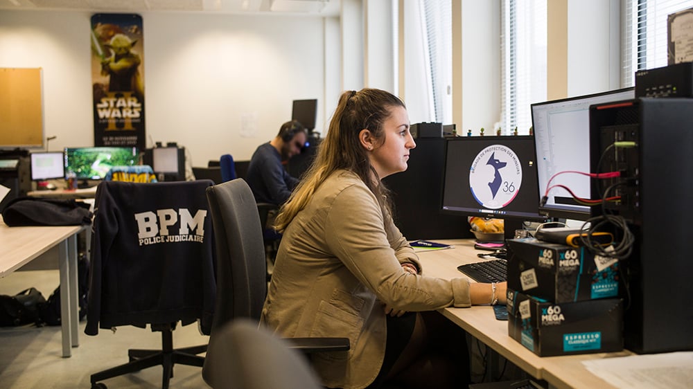 Dans la salle du « groupe Internet », les policières et policiers spécialisés passent des heures derrière leurs écrans.