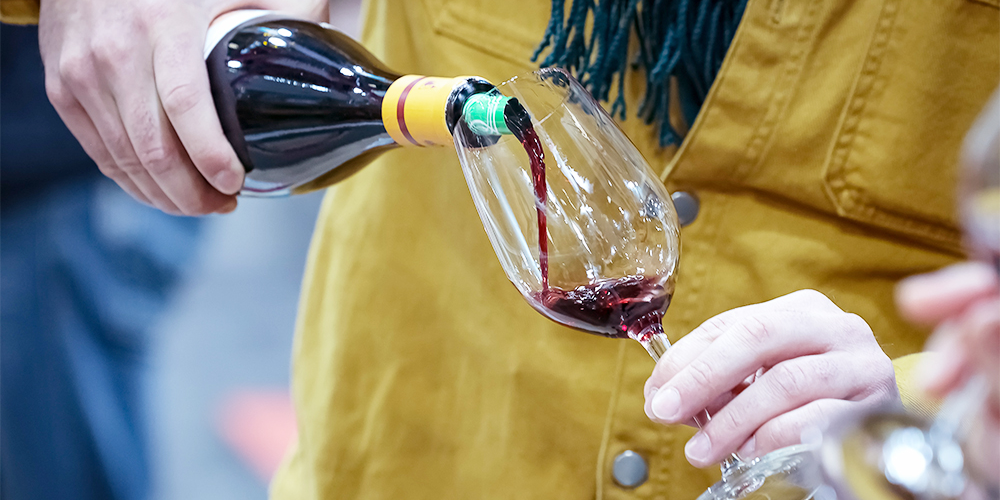 Confrontés à une baisse de la consommation de vins, la filière viticole s'interroge et cherche comment recruter de nouveaux consommateurs.