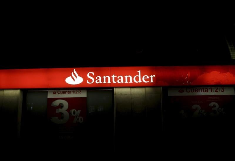 Santander: benefice net au quatrieme trimestre, -4% sur des depreciations americaines